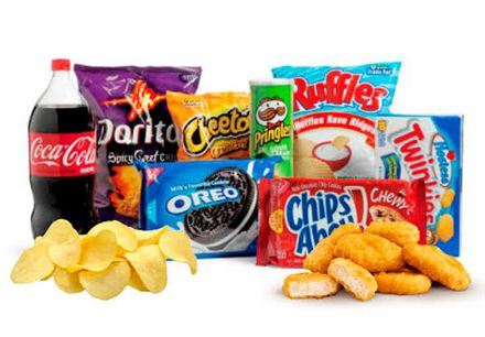 Salgadinhos, biscoitos recheados e refrigerante industrializados